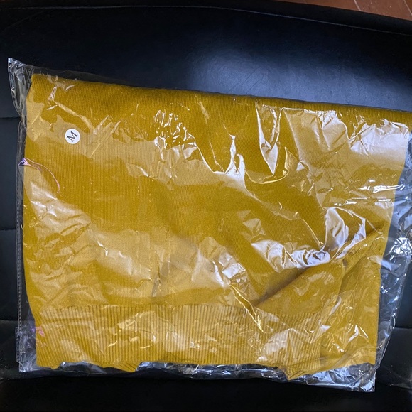 Yellow sweater medium - Picture 8 of 8